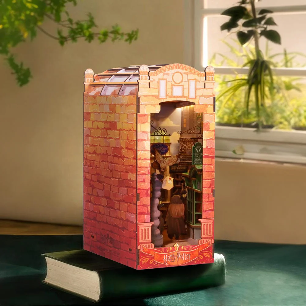 Harry Potter: Diagon Alley - DIY Book Nook Kit - Image 8