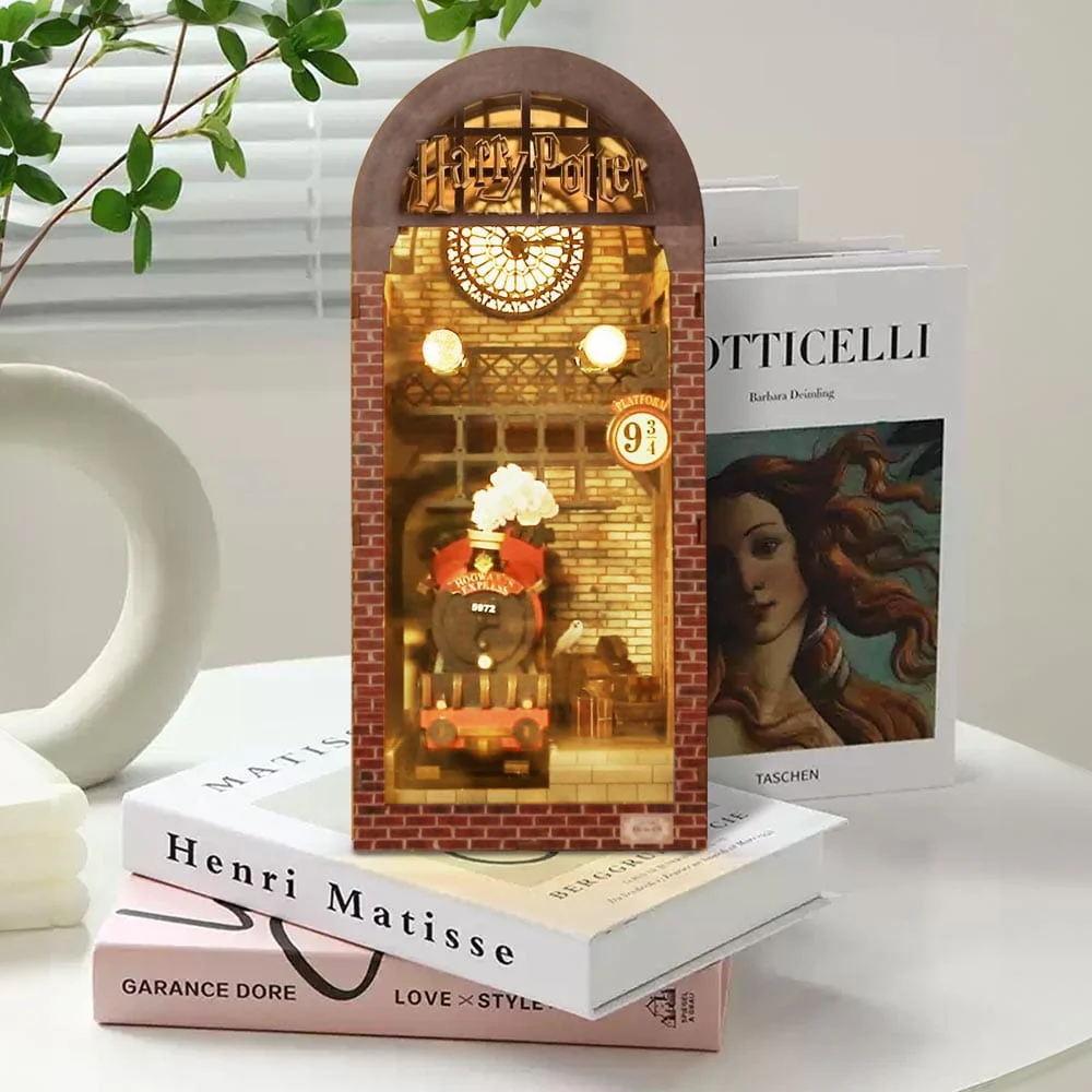 Harry Potter: Platform 9¾: Hogwarts Express Station - DIY Book Nook Kit - Image 7