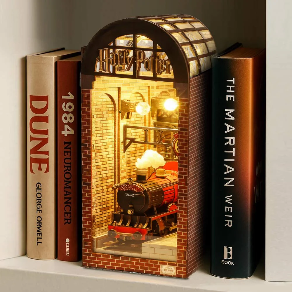 Harry Potter: Platform 9¾: Hogwarts Express Station - DIY Book Nook Kit - Image 8